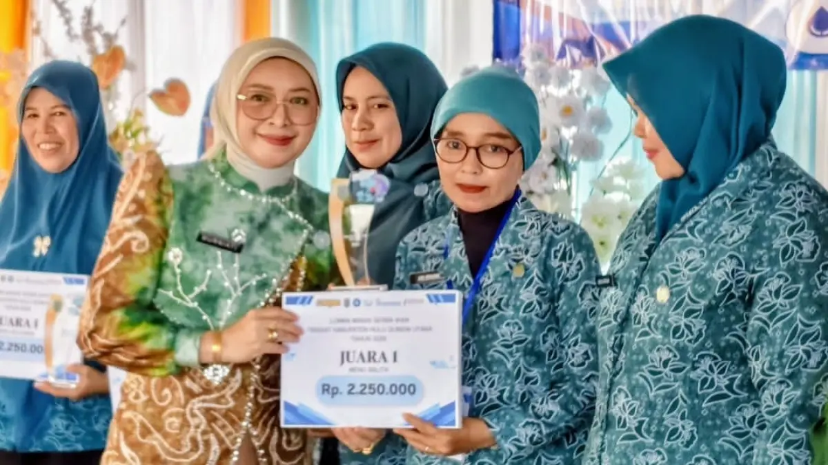 MOMEN: Ketua TP PKK HSU, Hj Murniati Sahrujani menyerahkan piagam juara lomba masak serba ikan di Halaman Dinas Perikana Kabupaten HSU, Senin (6/7/2026).(Foto: Pemkab HSU)&nbsp;
