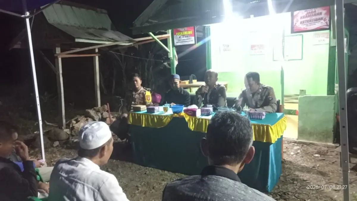 PEMBINAAN: Polres HSS bersama Polsek Padang Batung membina sekaligus mendukung pelaksanaan ronda malam di Pos Satkamling Desa Durian Rabung sebagai upaya memperkuat keamanan lingkungan. (Foto: M. Padil Ihsan/Radar Banjarmasin)