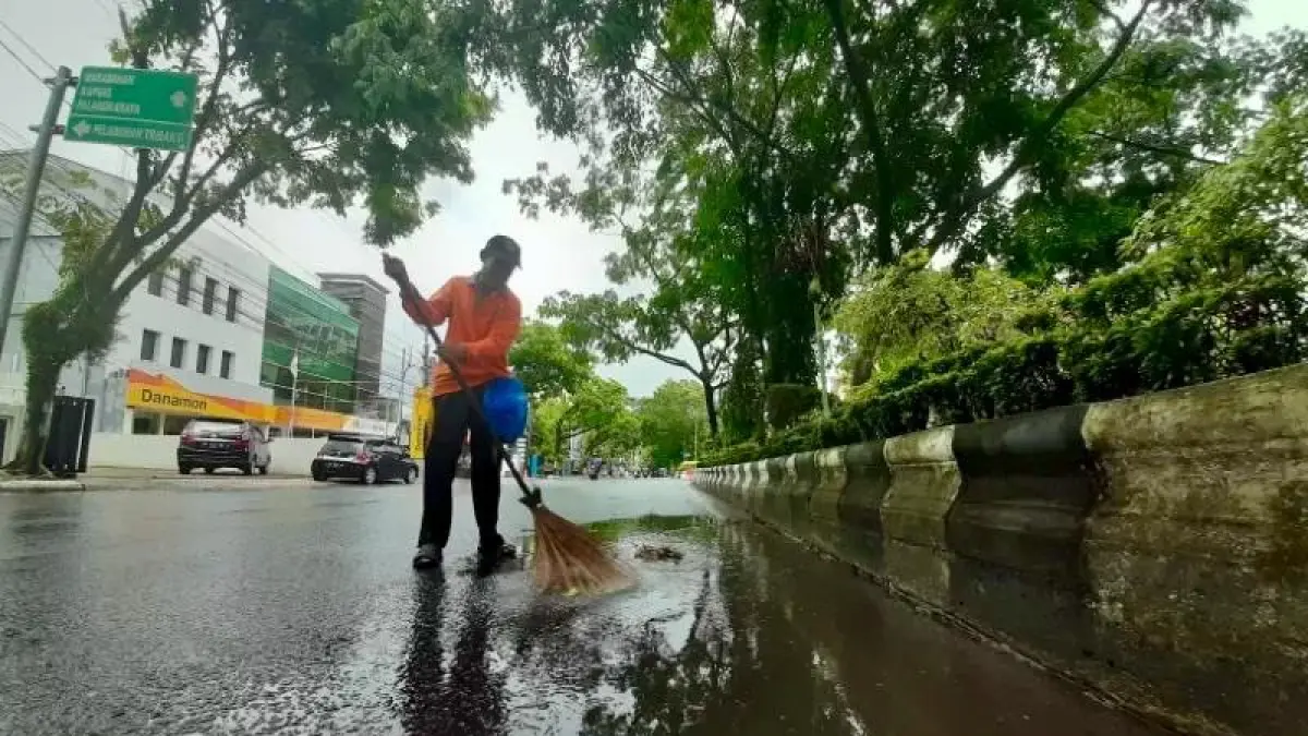 Petugas kebersihan DLH Banjarmasin masuk sebagai salah satu kategori pekerja dengan risiko tinggi kecelakaan. Keberadaan mereka diharapkan terjamin oleh asuransi ketenagakerjaan. (Dok. Radar Banjarmasin)