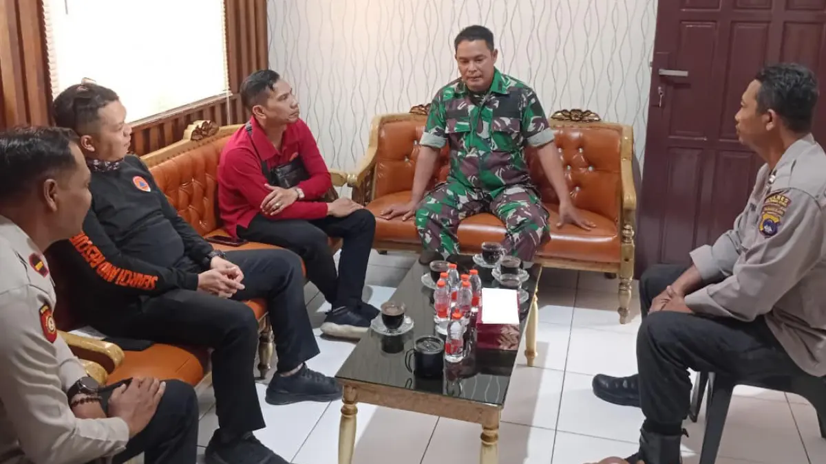 RAKOR: Kapolsek Amuntai Tengah Ipda Sulistono memimpin rakor lintas sektor baik BPBD, TNI dan Manggala Agni di Polsek Amuntai Tengah Kamis (9/7/2026).
