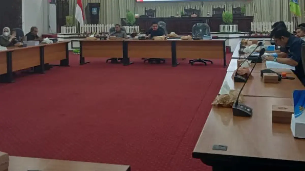 RAPAT: DPRD HSS bersama eksekutif dalam rapat gabungan pembahasan Raperda Pertanggungjawaban APBD 2025.