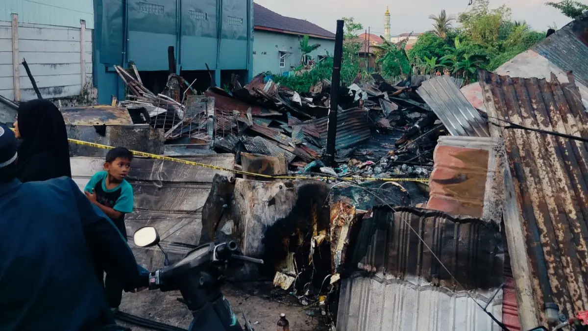TERBAKAR: Kobaran api menghanguskan sebuah kios yang juga menjadi tempat tinggal di Jalan Lingkar Dalam Selatan, Kelurahan Pemurus Baru, Banjarmasin Selatan, Kamis (9/7). (Foto: Maulana/Radar Banjarmasin)