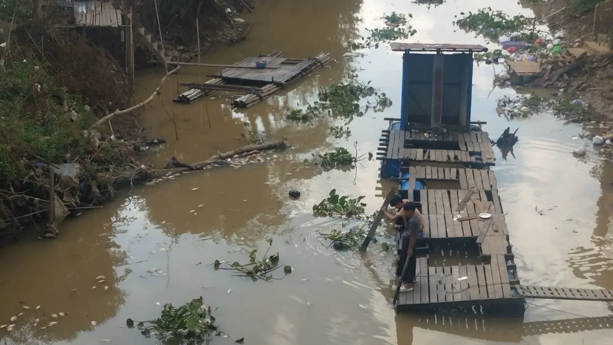 TERCEMAR: Akademisi ULM menilai peristiwa ini menjadi alarm terganggunya ekosistem sungai dan harus segera ditangani. (Foto: Fadlan Zakiri/Radar Banjarmasin)