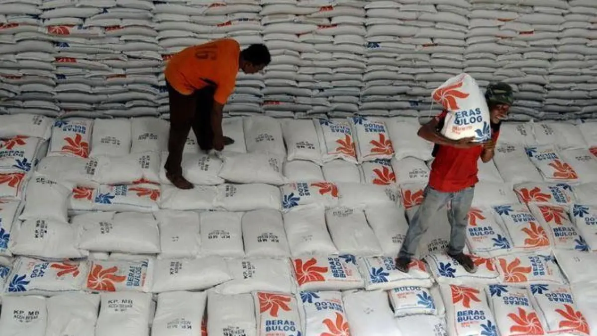 BERAS: Ilustrasi petugas di gudang Bulog menata beras untuk didistribusikan. (Jawa Pos)