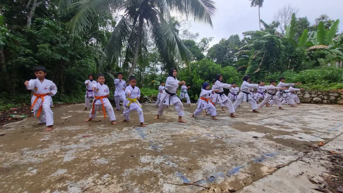 BERBURU PRESTASI: Atlet karateka ASKI Balangan bersiap menghadapi pertandingan pada ajang Shukaido 2026 di Banjarmasin. (M Dirga/ Radar Banjarmasin)