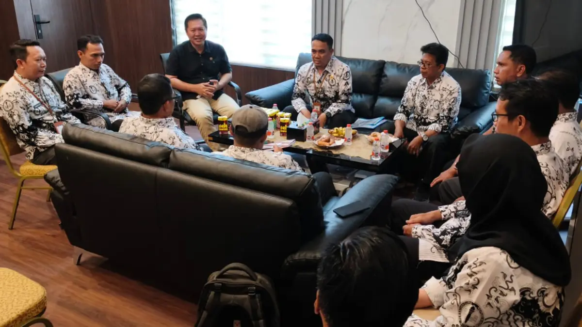 DISKUSI PENDIDIKAN: Wakil Ketua II DPRD Balangan, Saiful Arif menerima kunjungan dan mendengarkan aspirasi dari perwakilan pengurus PGRI Balangan di ruang kerjanya, Kamis (9/7/2026).