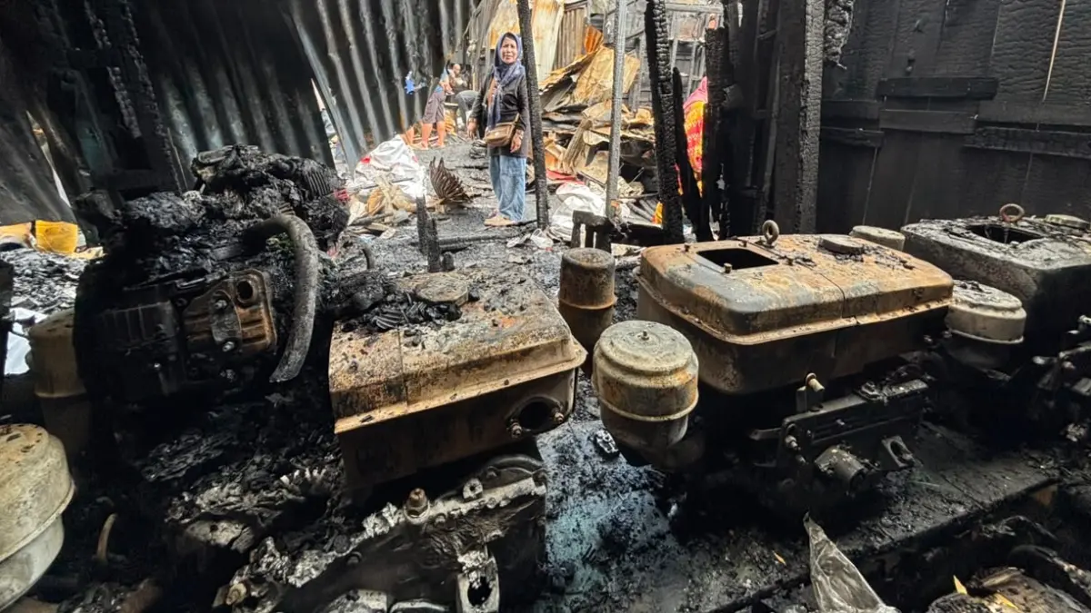 HANGUS: Mesin diesel dan berbagai peralatan bangunan di Blok Besi Pasar Harum Manis, Banjarmasin Tengah, hangus terbakar. Kerugian pedagang ditaksir mencapai ratusan juta rupiah. (Foto: Zulvan Rahmatan/Radar Banjarmasin)