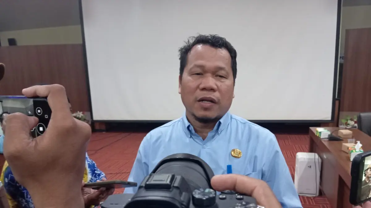 JELASKAN: Kepala Dinas PMD Tapin Rahmadi menjelaskan terkait aturan anggota Parpol dan PNS yang ikut Pilkades.
Foto Rasidi Fadli&nbsp;