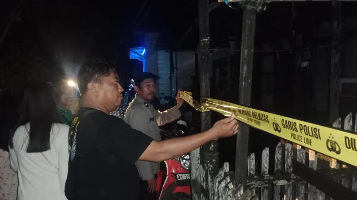 KEBAKARAN:Personel Polsek Banjarmasin Selatan, memasang garis polisi diduga rumah asal api. //Polsek bansel untuk radar