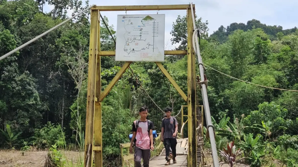 KEMBALI DIBUKA: Suasana kawasan alam menuju puncak Gunung Hauk di Desa Ajung, Kecamatan Tebing Tinggi. Pokdarwis Karang Bintang resmi kembali menerima kedatangan pendaki setelah merampungkan perbaikan sistem pengelolaan dan pelayanan wisata.