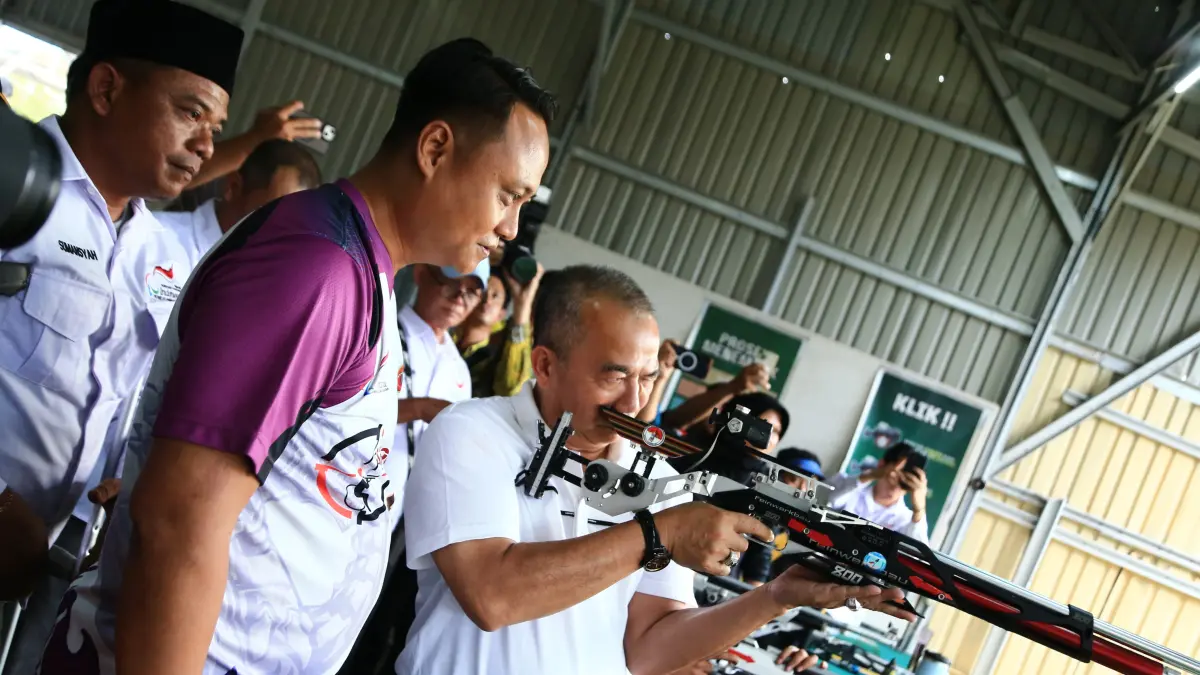 Sekretaris Daerah Provinsi Kalimantan Selatan, H. Muhammad Syarifuddin, didampingi Kepala Dispora Kalsel, Pebriadin Hapiz, saat meninjau fasilitas dan menyapa para atlet dalam pemusatan latihan NPCI Kalimantan Selatan di Komplek NPCI Kalsel, Banjarbaru, Kamis (9/7/2026) sore. (M Idris Jian Sidik)