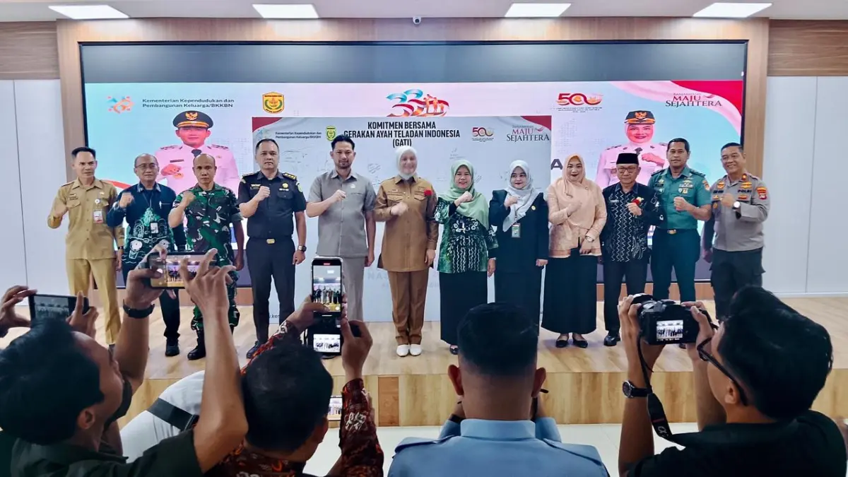 PERAN PENTING: Wakil Wali Kota Banjarmasin, Hj Ananda foto bersama pada peringatan Hari Keluarga Nasional (Harganas) ke-33 Tahun 2026 di Aula Khatib Dayyan, Jumat (10/7/2026). Momentum tersebut dimanfaatkan untuk mengajak para ayah lebih aktif mendampingi tumbuh kembang anak.(Foto: Endang Syarifuddin/Radar Banjarmasin)