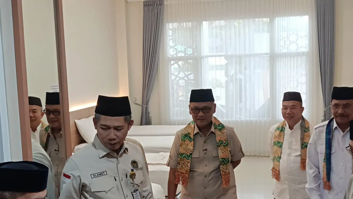 POTONG PITA: Menteri Haji dan Umrah Mochamad Irfan Yusuf meresmikan gedung baru di UPT Asrama Haji Embarkasi Banjarmasin (SHEILLA/RADAR BANJARMASIN)