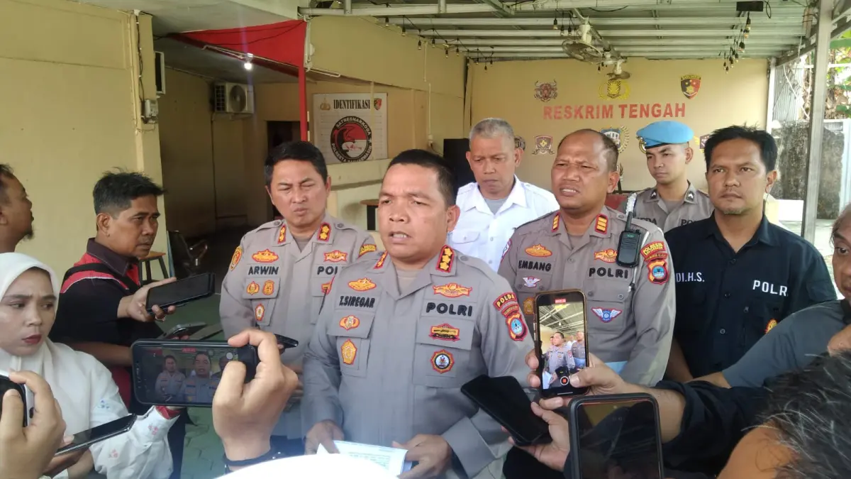 RILIS: Plh Kapolresta Banjarmasin Kombes Pol Timbul R.K. Siregar bersama jajaran menunjukkan barang bukti dan memaparkan pengungkapan kasus tabrak lari yang menewaskan petugas penyapu jalan di Banjarmasin. (Foto: Humas Polresta Banjarmasin)