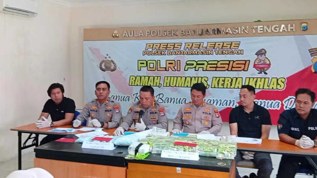 RILIS: Plh Kapolresta Banjarmasin Kombes Pol Timbul R.K. Siregar bersama jajaran menunjukkan barang bukti sekitar 13 kilogram sabu dan 10 ribu butir ekstasi hasil pengungkapan Polsek Banjarmasin Tengah. (Foto: Humas Polresta Banjarmasin)