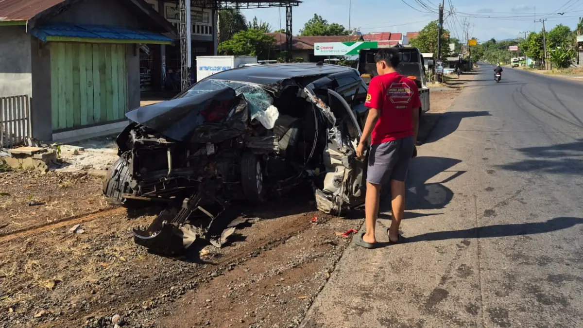 RUSAK BERAT: Inilah penampakan mobil Toyota Avanza yang mengalami laka tunggal maut di Desa Gunung Raja, Kecamatan Tambang Ulang, Jumat (10/7/2026) dini hari.
