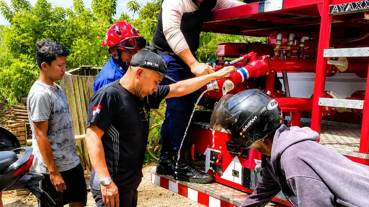 SESUAI GILIRAN: Warga Desa Pingaran Ulu mengantre bantuan air bersih setelah air Sungai Arfat berbau akibat hanyutnya bangkai ikan dari kawasan keramba budidaya.(Foto: Fadlan Zakiri/Radar Banjarmasin)&nbsp;