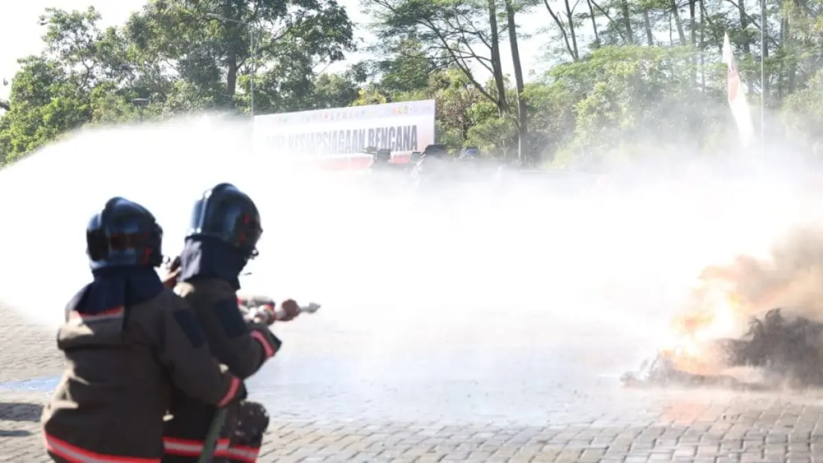 SIAP SIAGA: Petugas memadamkan api dalam simulasi penanganan karhutla sebagai upaya meningkatkan kesiapsiagaan menghadapi musim kemarau 2026 di Tanah Bumbu. (Foto: BPBD Tanah Bumbu)