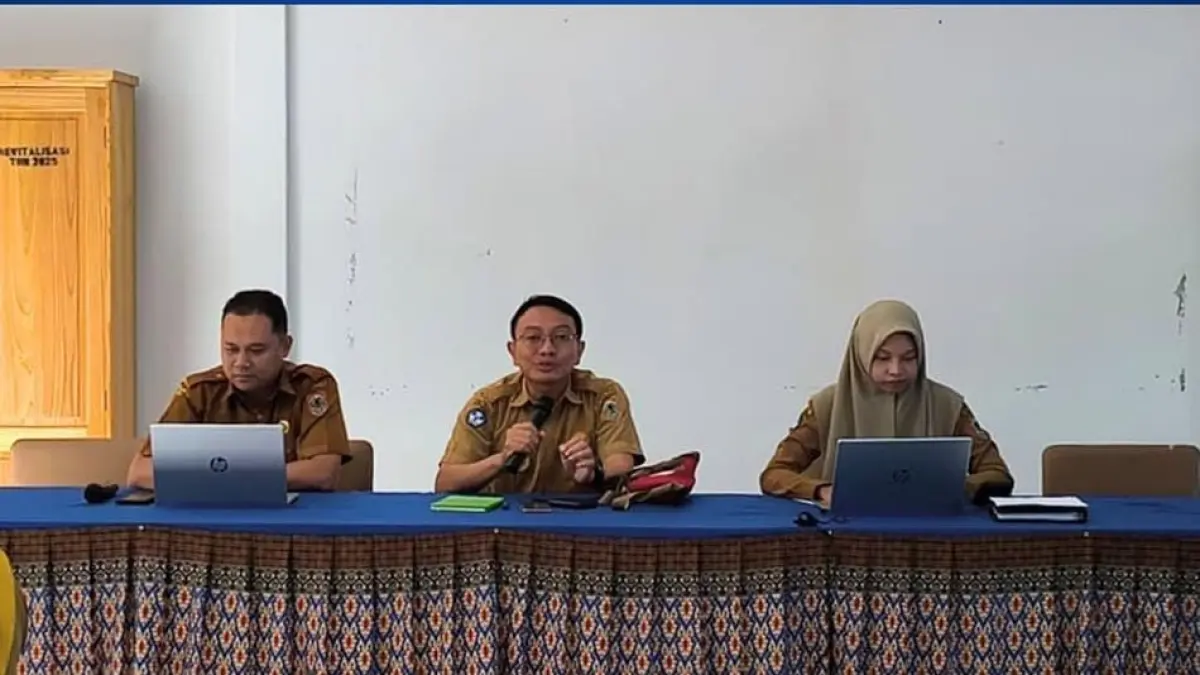 SUKA DUKA: Kepala SMAN 1 Piani Dwi Angga Oktavianto, menyampaikan terkait suka duka mengajar di sekolah ya g berada di pegunungan Tapin.
Foto Eva for Radar Banjarmasin&nbsp;