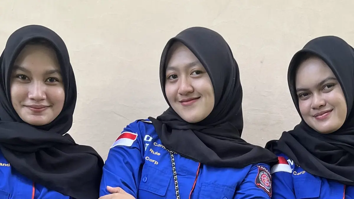 TAGANA: Widia Maulida (tengah), anggota Tagana Tabalong yang siap membantu warga terkena bencana. (Foto &nbsp;: Ibnu Dwi Wahyudi/ Radar Banjarmasin)