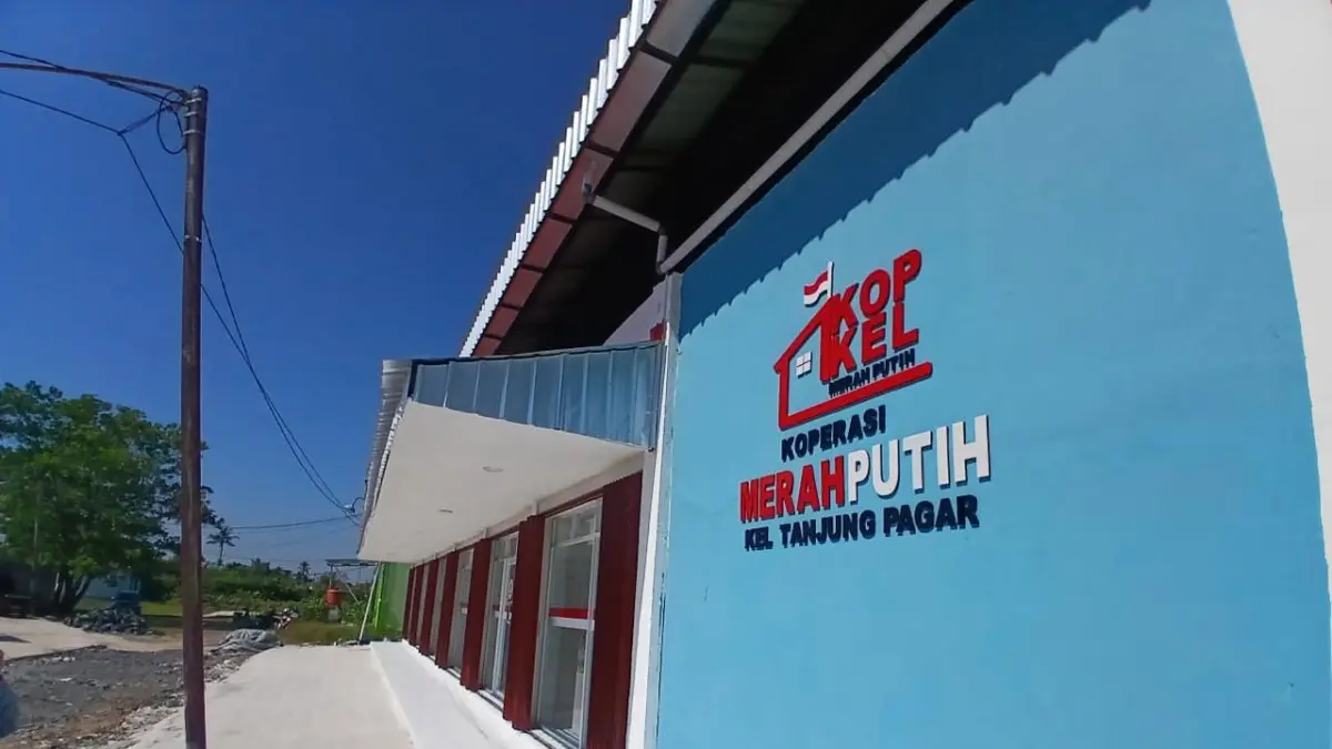 TINJAU KOPDES – Koperasi Kelurahan Merah Putih yang diproyeksikan menjadi pusat penyaluran barang bersubsidi.(Foto: Hendri untuk Radar Banjarmasin)