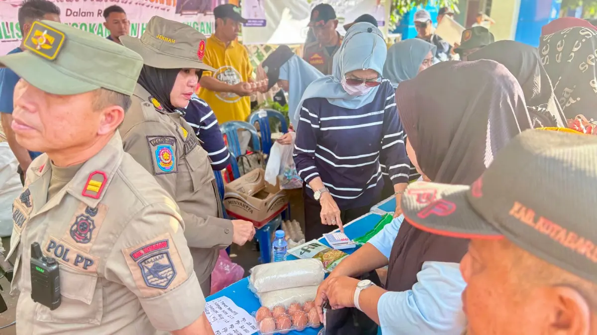 JAGA KEBERSIHAN: Satpol PP dan Damkar Kotabaru jadi pelopor penanganan darurat sampah nasional.