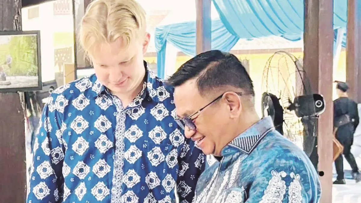 BERBINCANG: Kepala Dinas Perdagangan Provinsi Kalimantan Selatan, Ahmad Bagiawan saat berbincang dengan tamu dari luar negeri.&nbsp;
(DINAS PERDAGANGAN KALSEL)&nbsp;