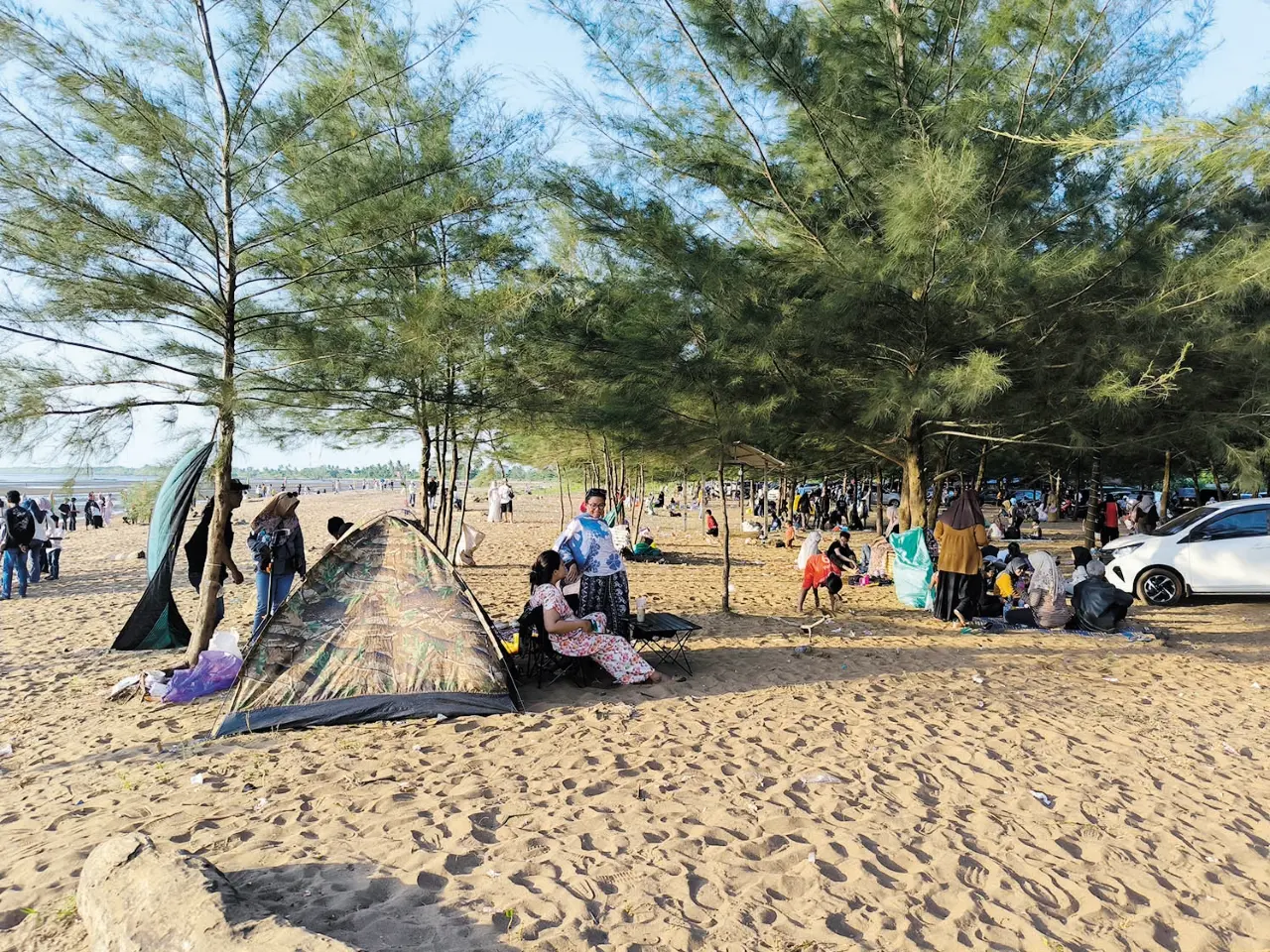 Camping: Beberapa pelancong mendirikan tenda untuk menikmati pemandangan di Pantai Kasuari