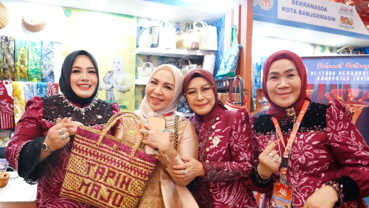 Dewan Kerajinan Nasional Daerah (Dekranasda) Kabupaten Tapin turut ambil bagian dalam Pameran Kriya dan Wastra Dekranasda se-Indonesia yang digelar di Trans Studio Mall (TSM) Makassar dalam rangka Hari Ulang Tahun (HUT) ke-46 Dekranas.