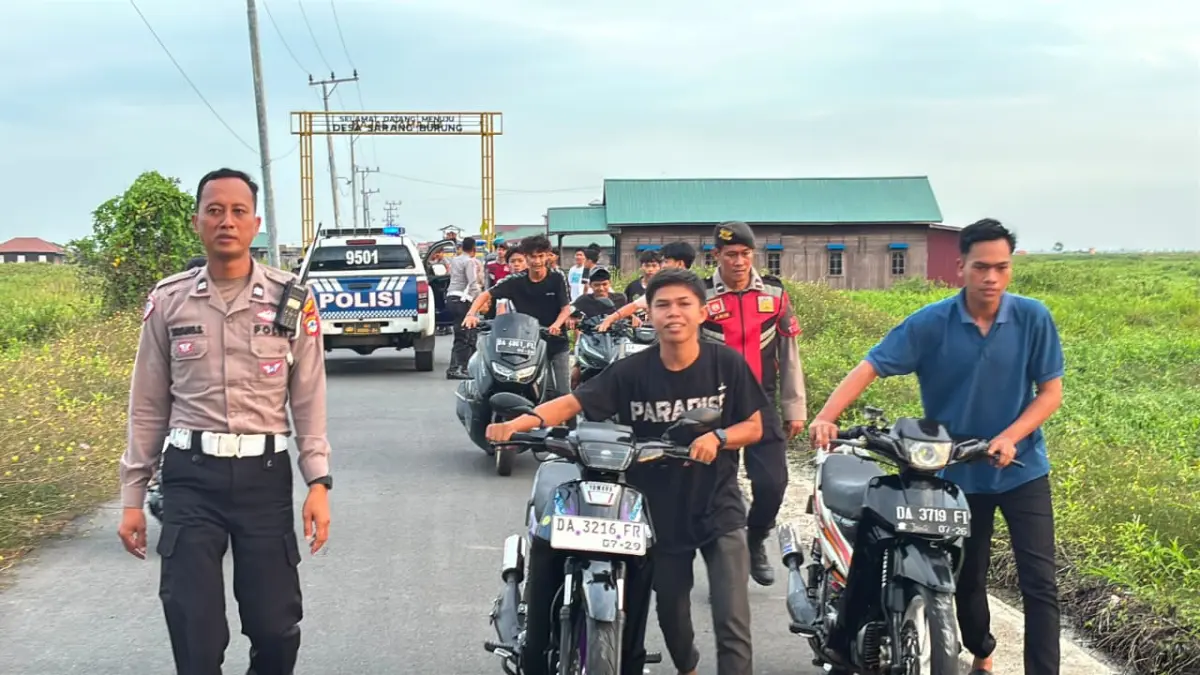 DITERTIBKAN: Personel gabungan Polres HSU dan Polsek Danau Panggang melakukan penertiban aksi balap liar di Desa Teluk Mesjid, Kecamatan Danau Panggang.(Foto: Istimewa)&nbsp;