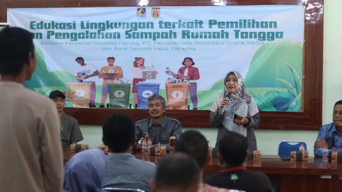 EDUKASI: Direktur Bank Sampah Induk Derapha Agustin Eka W memberikan edukasi terkait pemilahan sampah organik dan nonorganik kepada peserta kegiatan.