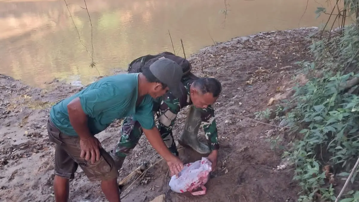 GEGER: Warga bersama personel TNI saat mengevakuasi bayi perempuan yang ditemukan di bawah Jembatan Angsau, Pelaihari, Sabtu (11/7/2026). (Foto : Aziz untuk Radar Banjarmasin)