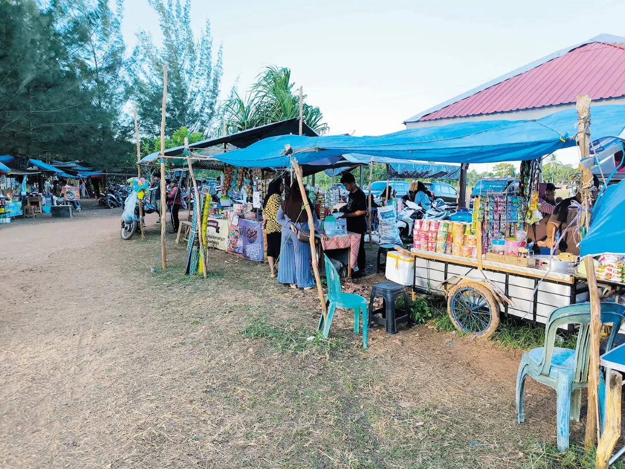 Jajanan: Para pelancong tak perlu khawatir untuk mencari makanan karena warga setempat banyak berjualan makanan di sekitaran pantai