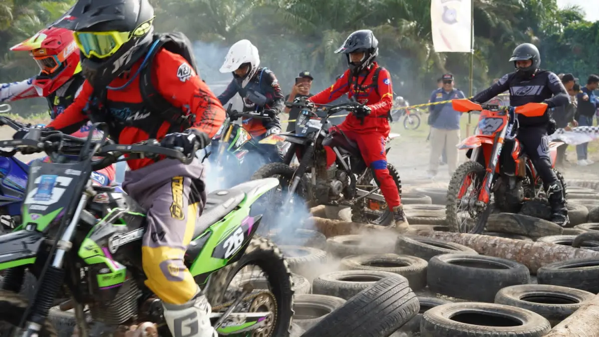 MENANTANG: Saat para Rider mencoba menaklukkan jalur Trabas Explore Pulau Laut 2026 di Kabupaten Kotabaru, Sabtu (11/7/2026).(Foto: Prokopim Setda Kotabaru)