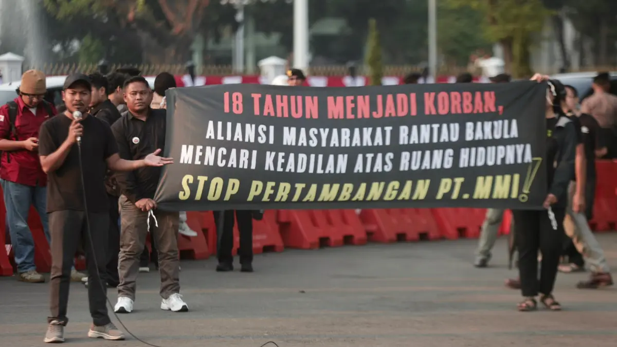MENCARI KEADILAN: Perwakilan warga Desa Rantau Bakula bersama WALHI Kalimantan Selatan menyampaikan pengaduan kepada DPR RI, Komnas HAM, dan Komnas Perempuan di Jakarta, Kamis (9/7). (Foto: Walhi Kalsel)
