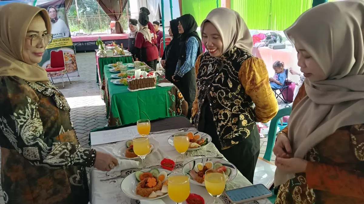 MENILAI: Ketua Dewan Pembina UNISKA, Hj Rahmi Tajuddin saat menjadi juri lomba masak nasi goreng dalam rangka memeriahkan HUT UNISKA ke-45.(Foto: Raudah Anisya/Radar Banjarmasin)&nbsp;&nbsp;