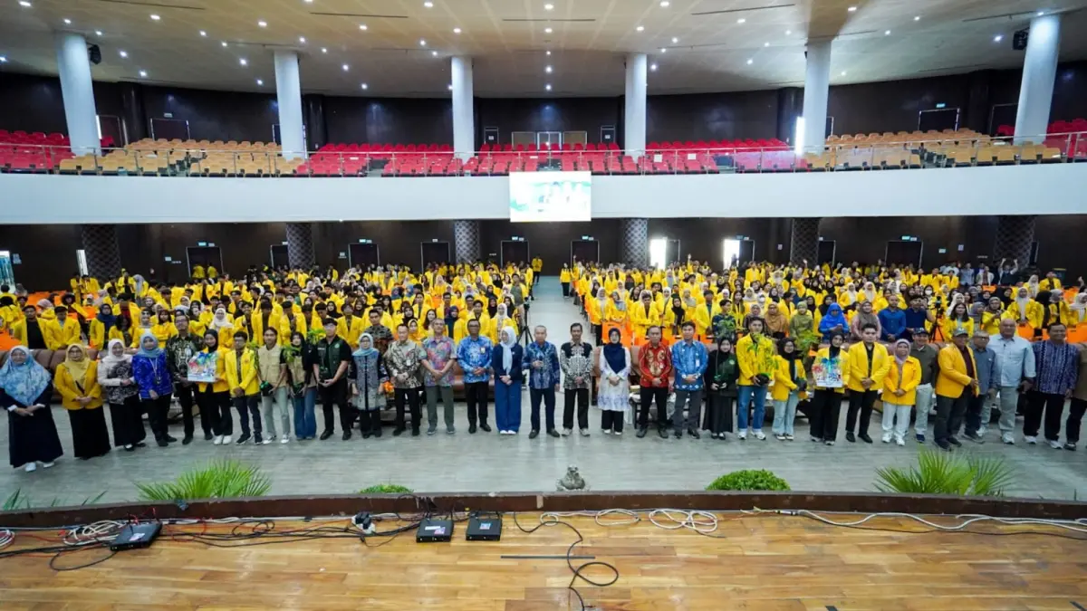 MOMEN: Rektor ULM Prof Dr Ahmad Alim Bachri SE MSi bersama jajaran pimpinan, mahasiswa, dan tamu undangan berfoto bersama usai pelepasan KKN Tematik Literasi dan Lingkungan Hidup.