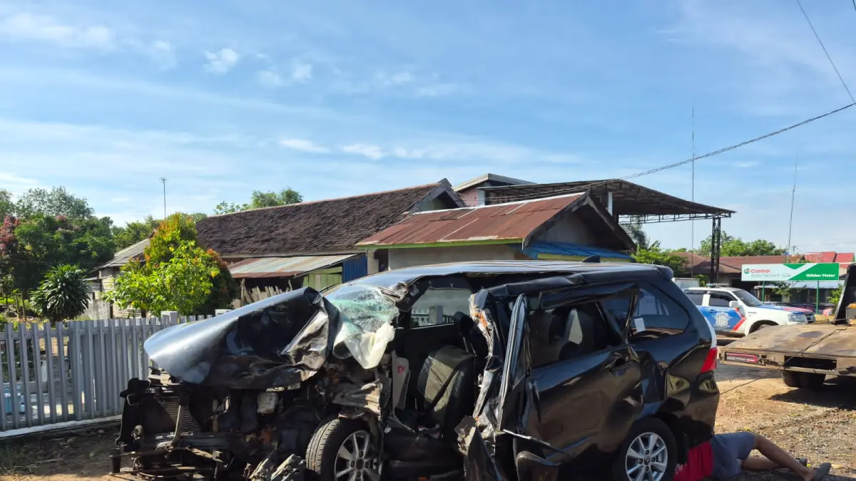RUSAK PARAH: Inilah mobil Toyota Avanza yang mengalami kecelakaan maut di Desa Gunung Raja, Jumat (10/7/2026) yang menewaskan seorang penumpang tewas dan lainnya mengalami luka-luka. (Foto:Norsalim Yahya/Radar Banjarmasin)