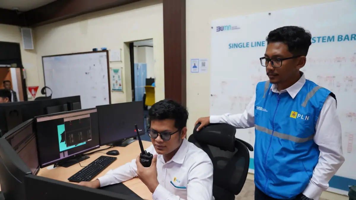 SIAGA: Petugas Distribution Control Center (DCC) PLN UID Kalselteng melakukan pemantauan dan pengoperasian distribusi tenaga listrik dalam menjaga keandalan Sistem Interkoneksi Kalimantan di wilayah Kalselteng.