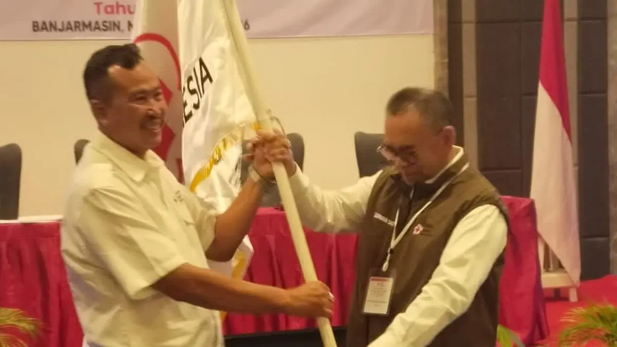 TERPILIH: H Aftahudin terpilih sebagai Ketua PMI Kota Banjarmasin ditandai dengan menerima bendera pataka dari Ketua Bidang Organisasi Palang Merah Indonesia (PMI) Pusat Sudirman Said dalam agenda Muskot PMI Kota Banjarmasin di Hotel Harper Banjarmasin, Minggu (12/7/2026).(Foto: Raudah Anisya/Radar Banjarmasin) 