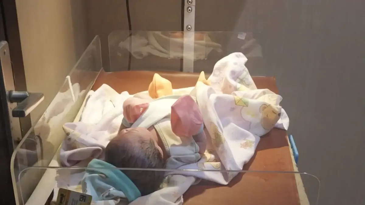 AMBIL ALIH : Bayi perempuan yang ditemukan di bawah Jembatan Angsau saat mendapat penanganan medis di RSBCM Pelaihari. (Foto : Grup Inforwargatala)