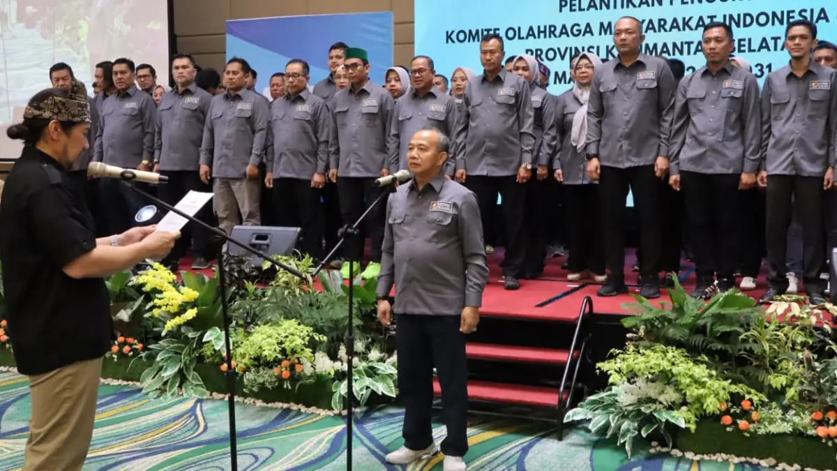 BACA SUMPAH: Sekdaprov Kalsel M Syarifuddin resmi dilantik sebagai Ketua KORMI Provinsi Kalimantan Selatan periode 2026-2031 oleh Ketua Umum KORMI Nasional, Adil Hakim, dalam malam pelantikan yang berlangsung di Banjarbaru, Sabtu (11/7/2026) malam. 