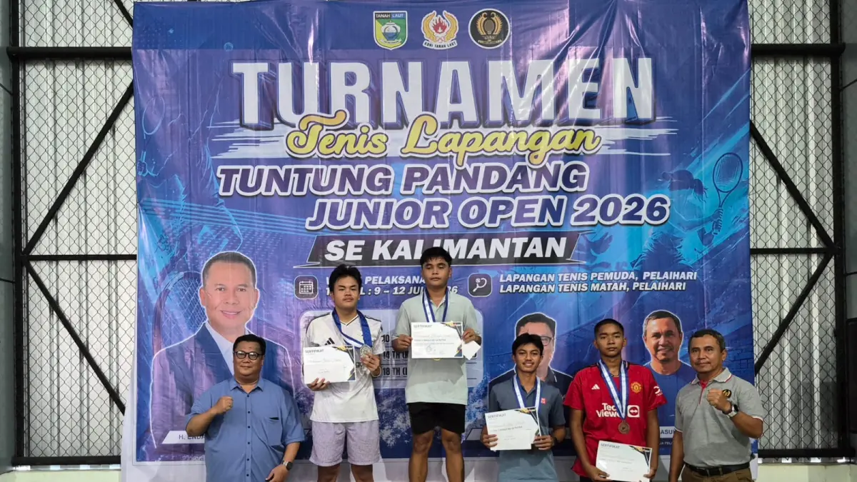 BERAKHIR : Ketua Pelti Tala, H Syakhril Hadrianadi (kiri) foto bersama dengan para pemenang Turnamen Tenis Lapangan Tuntung Pandang Junior Open 2026 se-Kalimantan. (Foto : Norsalim Yahya/Radar Banjarmasin)