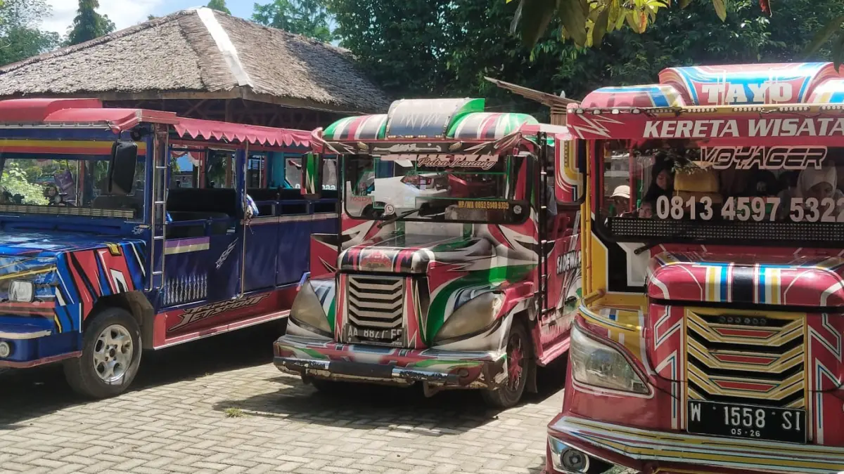 BERKAH LIBURAN: Armada bus Tayo yang biasa beroperasi melayani rombongan masyarakat di Kabupaten Balangan. Tingginya minat warga menyewa kendaraan ini saat musim libur sekolah membuat omzet pengusaha melonjak drastis.