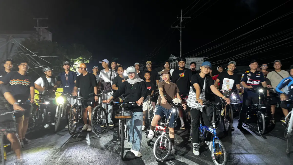 BERKELILING: Komunitas Pesepeda Kotabaru yang sedang berkeliling pusat kota pada malam hari. (Foto: Akhmad Syarkani untuk Radar Banjarmasin)&nbsp;