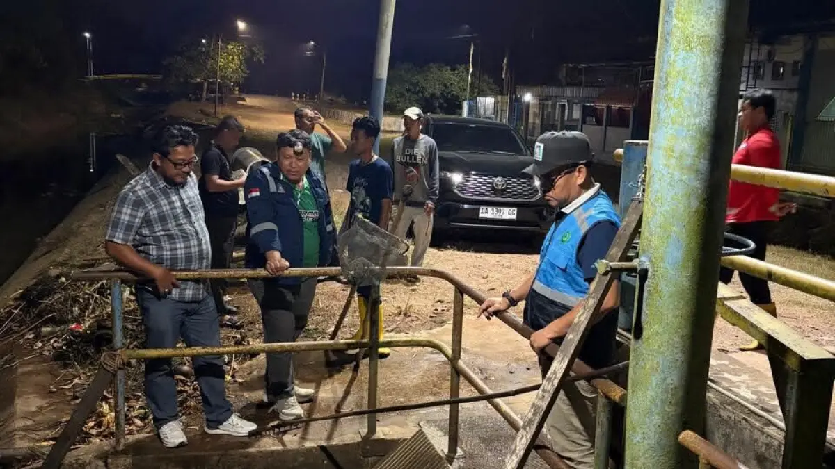 DICEK DULU: Dirut PTAM Bandarmasih, Zulbadi memantau Instalasi Pengolahan Air (IPA) II Pramuka, Sabtu (11/7/2026) malam.(Foto: Humas PAM Bandarmasih)
