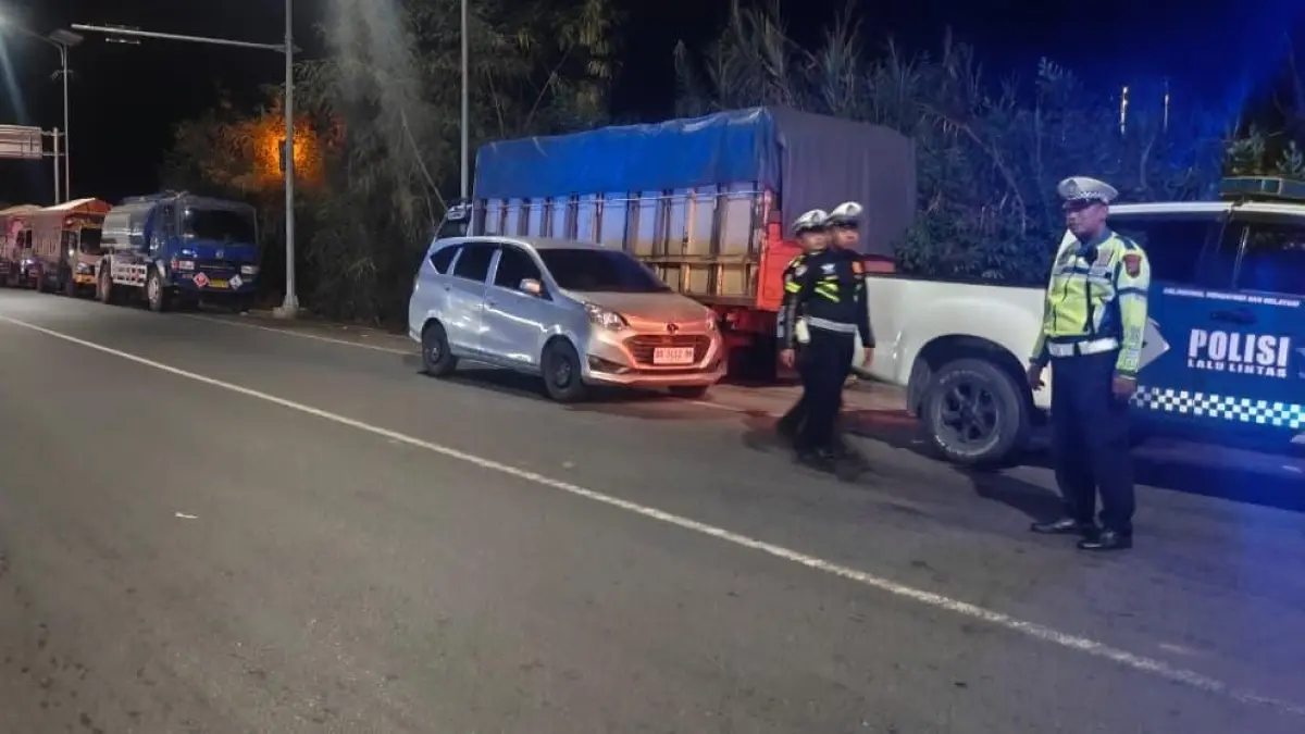 RAZIA: Personel Satlantas Polres HSU memberikan penindakan kepada pengendara saat patroli malam di Amuntai, dengan sasaran penggunaan lampu strobo pada kendaraan pribadi dan pelanggaran lalu lintas.