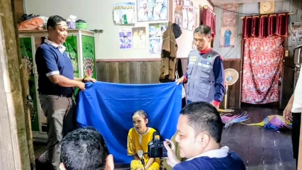 LAYANAN: Petugas Disdukcapil Kabupaten HSU melakukan perekaman KTP elektronik secara jemput bola kepada penduduk rentan melalui inovasi LAKATAN. (Foto: Pemkab HSU)