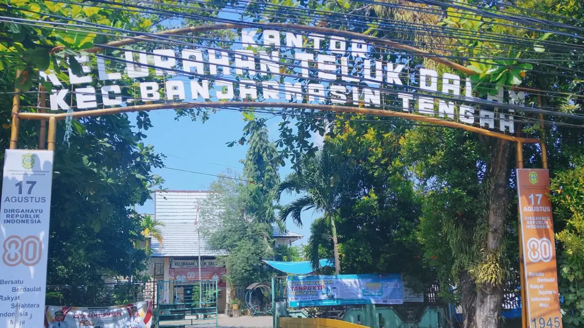 MENDESAK: Warga Kelurahan Teluk Dalam mendesak Pemko Banjarmasin segera menetapkan lurah definitif agar pelayanan administrasi berjalan lebih optimal.(Foto: Endang Syarifuddin/Radar Banjarmasin)