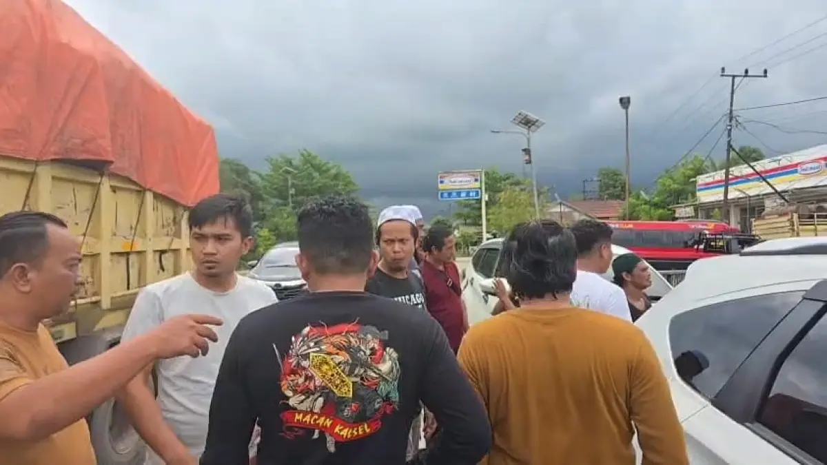 MENINDAKLANJUTI:Tim saat menindaklanjut laporan korban ke lokasi di SPBU. (Polres Batola untuk Radar Banjarmasin)&nbsp;